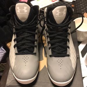 Under Armour men’s basketball sneaker size…